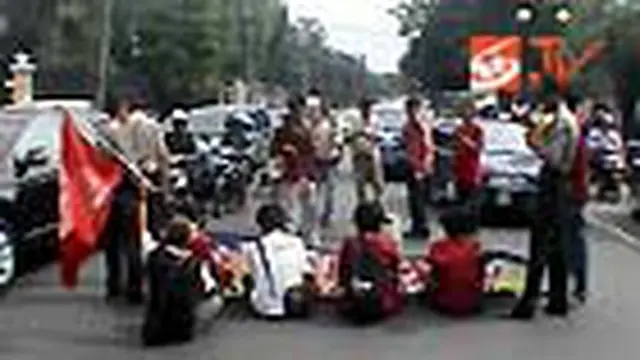 Mahasiswa Universitas Mpu Tantular dan Universitas Bung Karno memblokade Jalan Kimia, Menteng, Jakarta Pusat. Mereka memprotes keputusan pemerintah menaikkan tarif dasar listrik mulai besok.