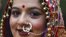 Wanita mengenakan pakaian tradisional saat menunggu untuk berlatih tarian tradisional negara bagian Gujarat, Garba, jelang Festival Navratri di Ahmadabad, India, Jumat (1/10/2021). Festival Navratri yang berlangsung sembilan malam pada musim gugur akan dimulai dari 7 Oktober. (AP Photo/Ajit Solanki)