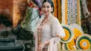 Happy Salma mengenakan kebaya transparan yang memiliki bordiran. Ia memadukannya dengan selendang dan bawahan kain coklatnya. [@happysalma]