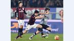 Pemain Alessandria, Simone Branca (kanan), berebut bola dengan pemain AC Milan, Jose Mauri, dalam leg pertama semifinal Coppa Italia di Stadion Olimpico, Roma, Rabu (27/1/2016) dini hari WIB. (EPA/Alessandro Di Marco)