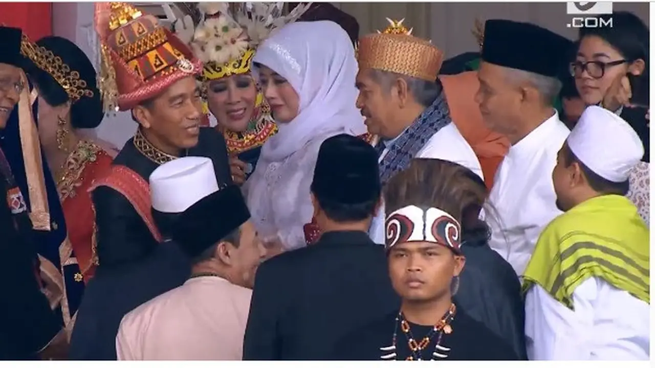 Presiden Jokowi salami tamu undangan upacara HUT ke-73 RI