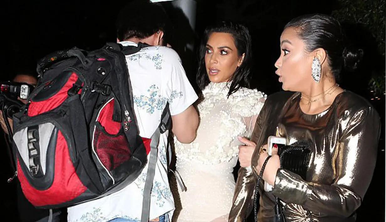 Kim Kardashian, beberapa waktu lalu menjadi korban perampokan di Paris dan hampir merenggut nyawanya. Tak heran jika setelah itu rasa trauma kerap menghampirinya, terlebih saat ia ditabarak seorang pria tak dikenal. (doc.dailymail.com)