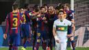 Para pemain Barcelona merayakan gol pertama ke gawang Elche yang dicetak striker Lionel Messi (tengah) dalam laga lanjutan Liga Spanyol 2020/21 pekan ke-24 di Camp Nou Stadium, Barcelona, Rabu (24/2/2021). Barcelona menang 3-0 atas Elche. (AFP/Lluis Gene)