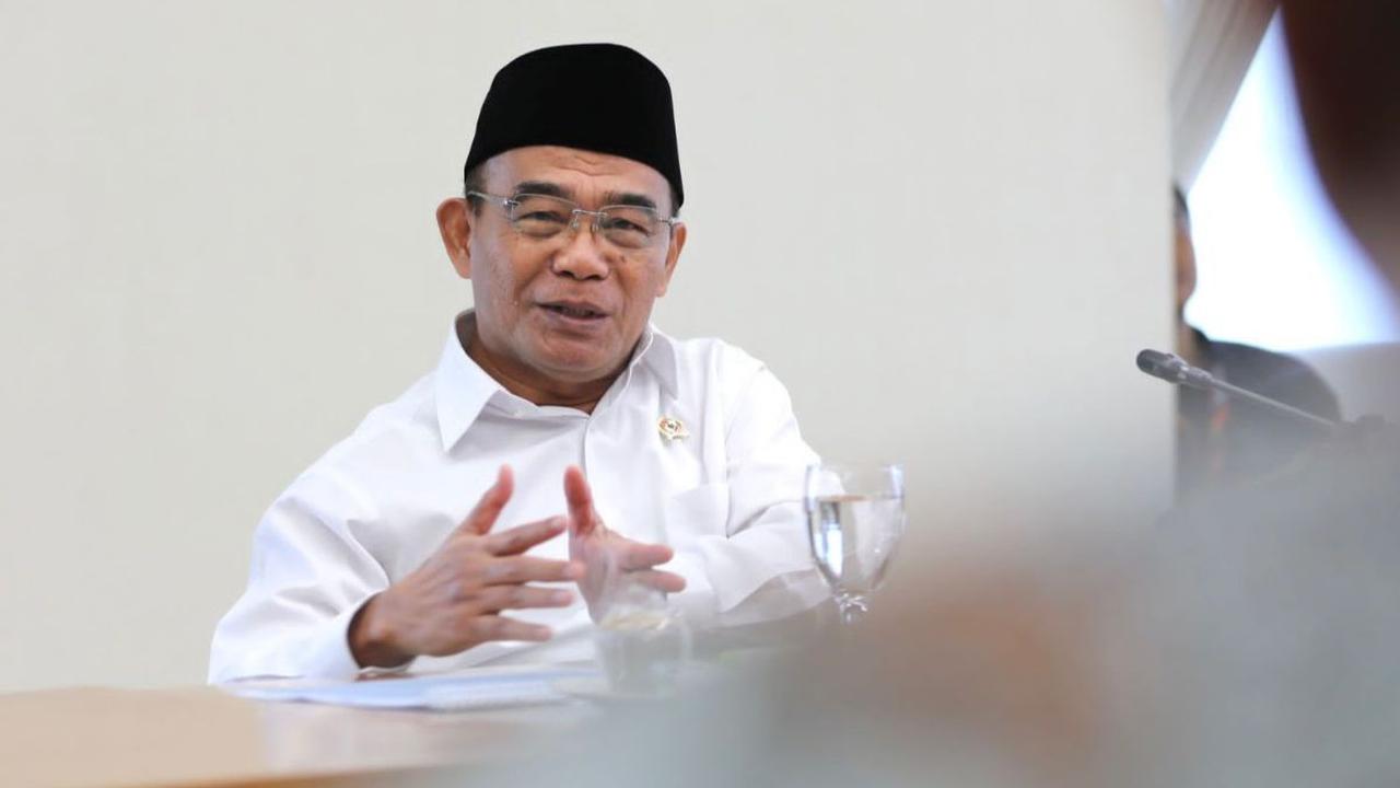 Menko PMK juga mendorong supaya para mahasiswa dan mahasiswi UMI khususnya dari Fakultas Ekonomi Bisnis supaya tidak hanya mengandalkan ijazah dan mencari lapangan pekerjaan.<br>