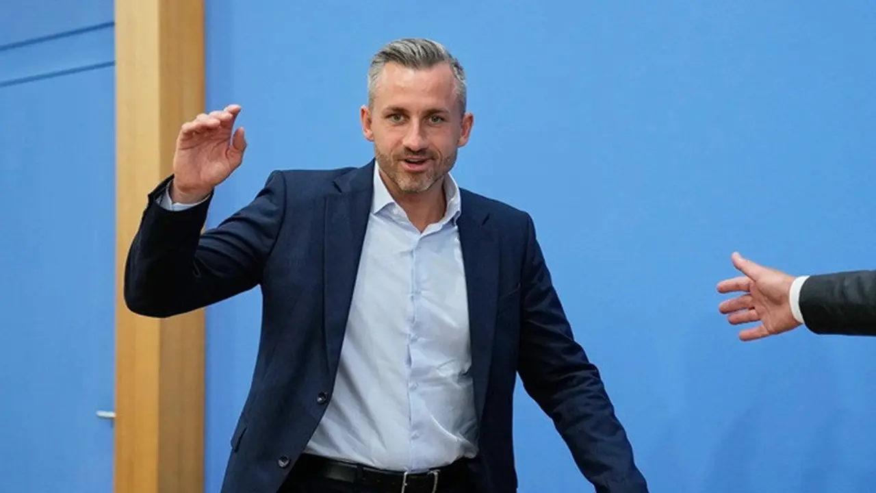 Ulrich Siegmund (tengah), kandidat AfD untuk memimpin pemerintahan negara bagian Saxony-Anhalt, menghadiri konferensi pers di Berlin, Jerman, Senin (7/9/2026).