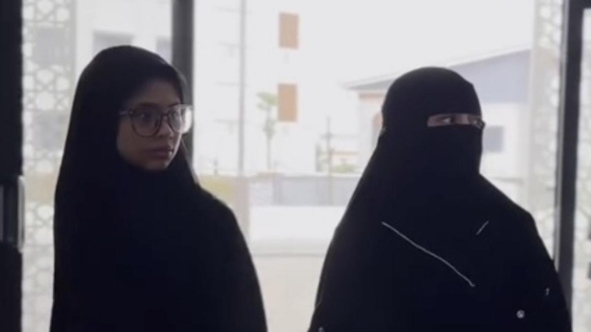 Celine Evangelista Nangis Haru Saat Antar Jemima Masuk Pondok Pesantren
