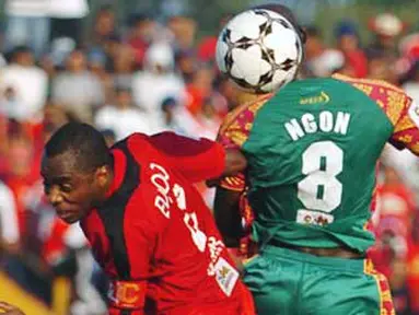 Pemain Persijap Jepara, Evaldo Silva (kiri) dan pemain Sriwijaya FC, Ngon A Djam (kanan), pada leg pertama semifinal Copa Indonesia di Stadion Gelora Bumi Kartini, Jepara, Sabtu (20/6). FOTO ANTARA/R. Rekotomo