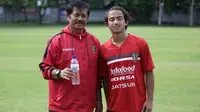 Pelatih Bali United, Indra Sjafri dan Muhammad Rafid Habibie (Sumber: Instagram/rafidhabibie)