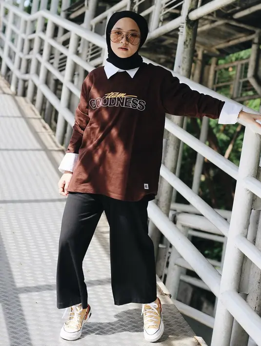 Menggunakan sneakers berwarna kuning, gaya kasual pelantun lagu 'Deen Assalam' ini terlihat chic dengan baju berwarna coklat. Penampilannya semakin kece dengan kacamata. Meski terlihat simpel namun tetap stylish.(Liputan6.com/IG/@nissa_sabyan)