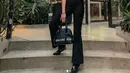 Ia juga tampak menawan dalam balutan warna kontras, disertai tas Balenciaga yang menjadi pusat perhatian dari OOTD- ya kali ini. Foto: Clarissatanoe/Instagram].