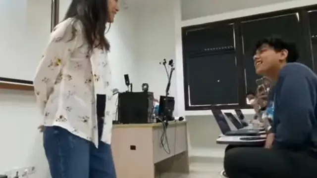 Dian Sastrowardoyo saat mengajar jadi dosen