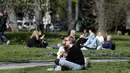 Orang-orang menikmati makan siang dengan menjaga jarak di Taman Humlegarden, Stockholm, Rabu (22/4/2020). Swedia belum memberlakukan lockdown, namum pemerintah memberikan tanggung jawab yang besar kepada penduduknya untuk membantu mengurangi penyebaran virus corona. (Janerik Henriksson / TT via AP)