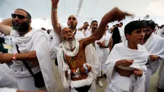 Jemaah haji melempar jumrah saat ibadah haji di Mina, Arab Saudi (12/09). Kegiatan ritual kesembilan ini merupkan simbol mengusir setan yang dilakukan oleh jemaah haji. (REUTERS/Ahmed Jadallah)