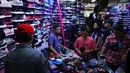 Pengunjung memilih sepatu yang dijual di pusat perbelanjaan, Jakarta, Selasa (3/7). Asosiasi Persepatuan Indonesia (Asprisindo) meyakini pertumbuhan industri alas kaki pada tahun ini sebesar 3,5%. (Liputan6.com/Angga Yuniar)