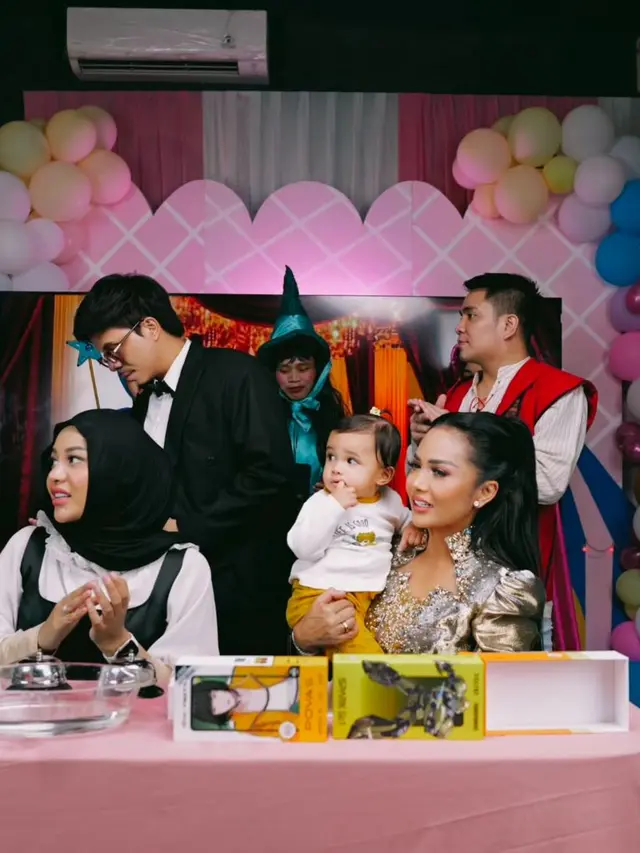 Keseruan Live 12.12 Aurel bersama Keluarga (Instagram/@aurelie.hermansyah)