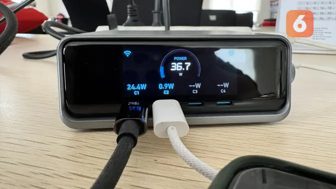 <p>Layar Anker Prime Charger 250W akan tampilkan informasi daya dan port mana saja yang terhubung. (Liputan6.com/ Yuslianson)</p>