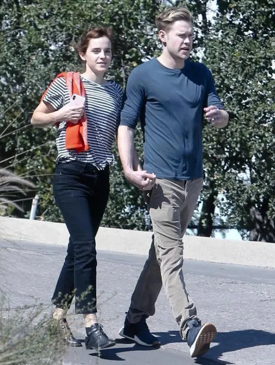 Keduanya berdandan kasual dan terlihat sangat menikmati waktu berdua ketika tertangkap di Los Angeles. (BACKGRID/THESUN)