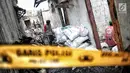 Warga mencari sisa harta benda usai kebakaran menghanguskan Kelurahan Kebon Kosong, Kemayoran, Jakarta, Rabu (26/12). Lokasi kebakaran berada di wilayah padat penduduk. (Liputan6.com/Faizal Fanani)