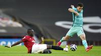 Pemain Manchester United Eric Bailly (kiri) duel perebutan bola dengan pemain Liverpool Diogo Jota pada pertandingan Liga Inggris di Stadion Old Trafford, Manchester, Inggris, Kamis (13/5/2021). Liverpool melumat Manchester United 4-2. (AP Photo/Dave Thompson, Pool)
