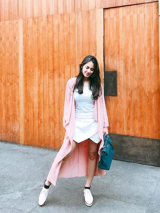 Mengenakan mini dress dan long outer pinknya, Pevita Pearce tetap terlihat sporty banget dengan sneakersnya. Meski begitu, kesan girly tetap hadir di penampilannya ini. (Instagram/pevpearce)