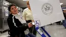 Pemilih memberikan suara mereka dalam pemilihan presiden AS di Sekolah James Weldon Johnson di kawasan East Harlem dari Manhattan, New York City, AS, Selasa (8/11). (REUTERS / Andrew Kelly)