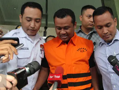 Bupati Subang, Ojang Suhandi (tengah) mengenakan rompi tahanan seusai menjalani pemeriksaan di Gedung KPK, Jakarta, Selasa (12/4). Ojang Suhandi bersama 4orang lainnya terjaring dalam OTT KPK di Subang. (Liputan6.com/Helmi Afandi)