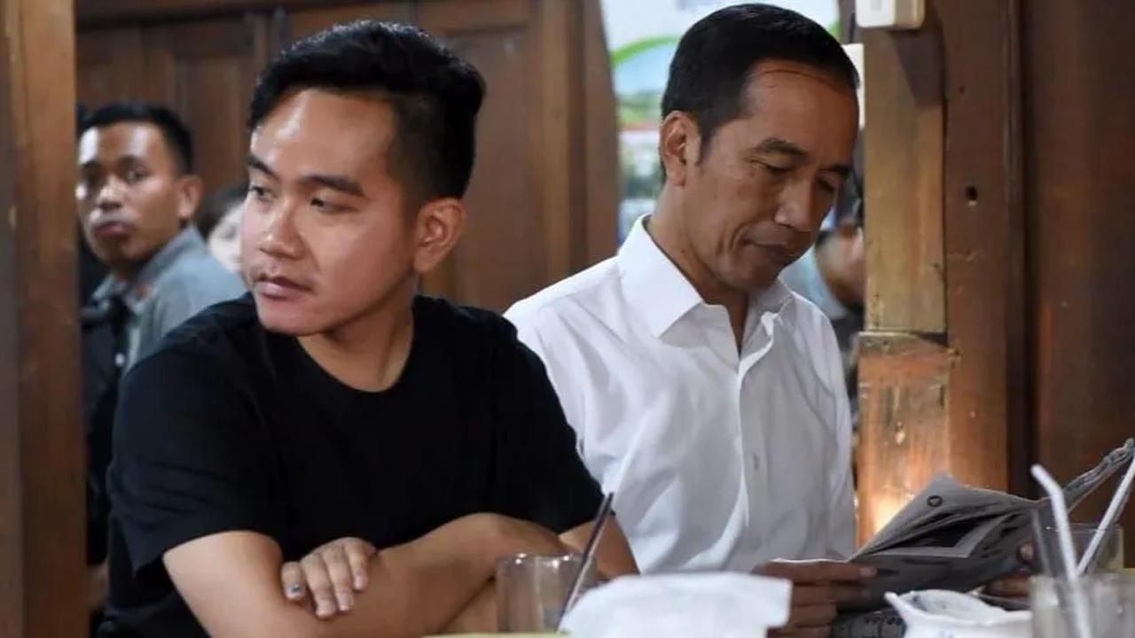 Meski begitu, Adjie menyebut kepuasaan atas Jokowi sedikit menurun di kalangan para pelajar. Terutama yang tamat D3 ke atas.<br>