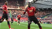 Gelandang Manchester United, Paul Pogba berselebrasi usai mencetak gol ke gawang West Ham pada lanjutan Liga Inggris di Old Trafford (13/4). Pogba mencetak dua gol lewat titik penalti mengantar MU menang tipis 2-1 atas West Ham. (AFP Photo/Paul Ellis)