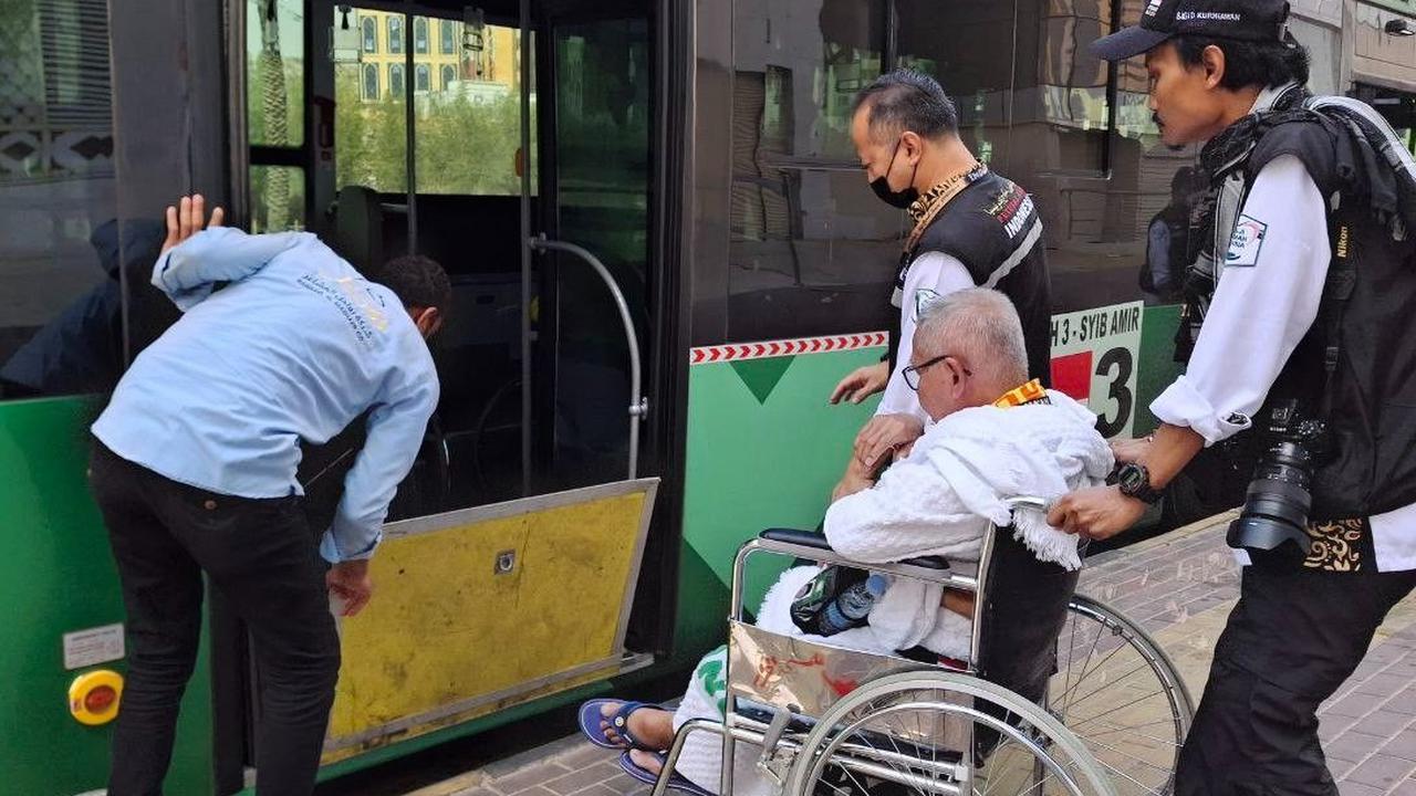 Dari 10 bus yang disiapkan, sudah 8 bus yang beroperasi mengantarkan para jemaah lansia dan jemaah disabilitas yang menggunakan kursi roda. Foto: Media Center Haji 2024 / Faiz Nashrillah