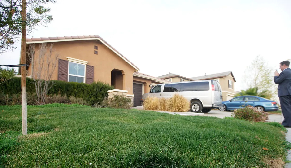 Sebuah rumah dimana 13 anak ditemukan kurang gizi dan dirantai oleh sepasang suami istri di Perris, California, Senin (15/1). Polisi menemukan enam anak-anak dan tujuh orang dewasa dirantai di empat kamar gelap dan berbau (Sandy Huffaker/Getty Images/AFP)