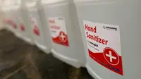 Pertamina Foundation membagikan hand sanitizer ke beberapa warga Jakarta.