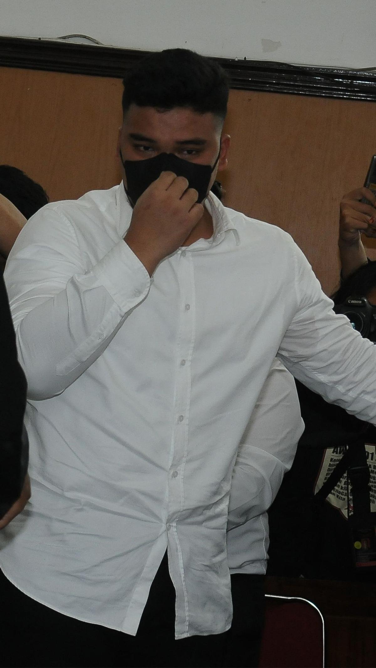 "Meringankan, bahwa dengan terdakwa mencegah perbuatan saksi Mario Dandy lebih lanjut meskipun terlambat, telah menghindarkan akibat yang lebih fatal terhadap anak korban David Ozora," jelas hakim.