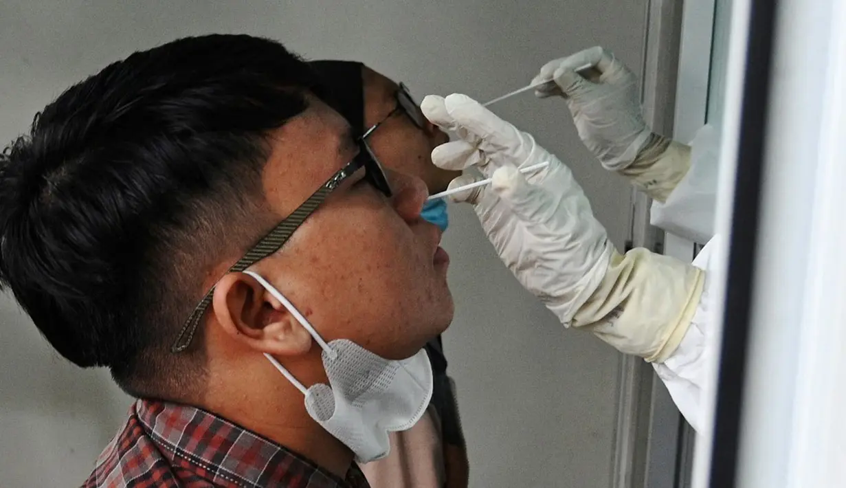Warga menjalani tes virus corona COVID-19 di Banda Aceh, Aceh, Jumat (13/8/2021). Berdasarkan data covid19.acehprov.go.id pada 12 Agustus 2021 hingga pukul 18.00, kasus COVID-19 di Aceh sebanyak 26.309, dalam perawatan 6.208, sembuh 18.970, dan meninggal 1.131. (CHAIDEER MAHYUDDIN/AFP)