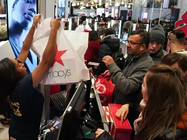 Konsumen memulai belanja saat acara penjualan Black Friday ketika gerai pusat perbelanjaan Macy membuka pintunya pada Hari Thanksgiving di New York, Kamis (28/11/2019). Selama Black Friday, warga Amerika merayakan tradisi dengan belanja dan berburu diskon-besaran. (Bryan R. Smith/AFP)