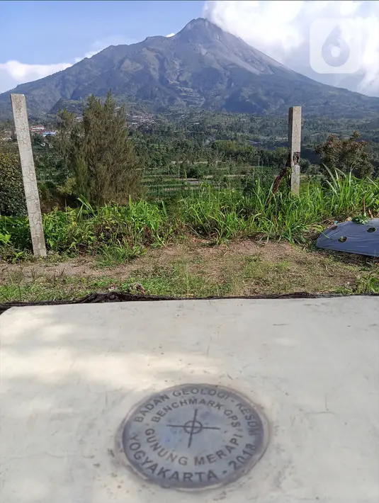 Pemandangan Gunung Merapi terlihat dari Pos Pengamatan Gunung Api Jrakah, Kecamatan Selo, Boyolali, Jawa Tengah, Minggu (8/11/2020). BPPTKG melaporkan adanya potensi erupsi akibat aktivitas vulkanik Gunung Merapi, seperti guguran lava, lontaran material hingga awan panas. (Liputan6.com/Gholib)