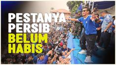 Berita video pesta perayaan juara BRI Liga 1 Persib Bandung belum usai. Mereka lanjut merayakanya di kediaman petinggi klub Persib Bandung, Umuh Muchtar.