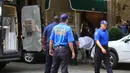 Petugas medis memindahkan jasad desainer ternama Kate Spade menuju mobil ambulans dari apartemennya di Park Avenue, New York. Selasa (5/6). Kabarnya, Kepolisian New York (NYPD) menemukan sebuah surat dari Kate Spade di TKP. (AP Photo/Bebeto Matthews)