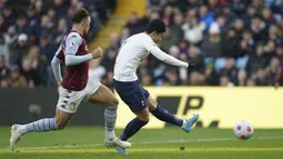 The Lilywhites berhasil membobol gawang tuan rumah saat laga masih memasuki menit ketiga. Son Heung-min yang membuka keran gol berhasil memanfaatkan bola pantulan pemain Aston Villa, Matthew Cash menjadi tendangan yang mengarah ke sudut kiri bawah gawang. (PA via AP/Barrington Coombs)