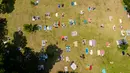 Orang-orang berkumpul di Barton Springs Pool di Austin, Texas pada 21 Juni 2023. (Brandon Bell/Getty Images/AFP)