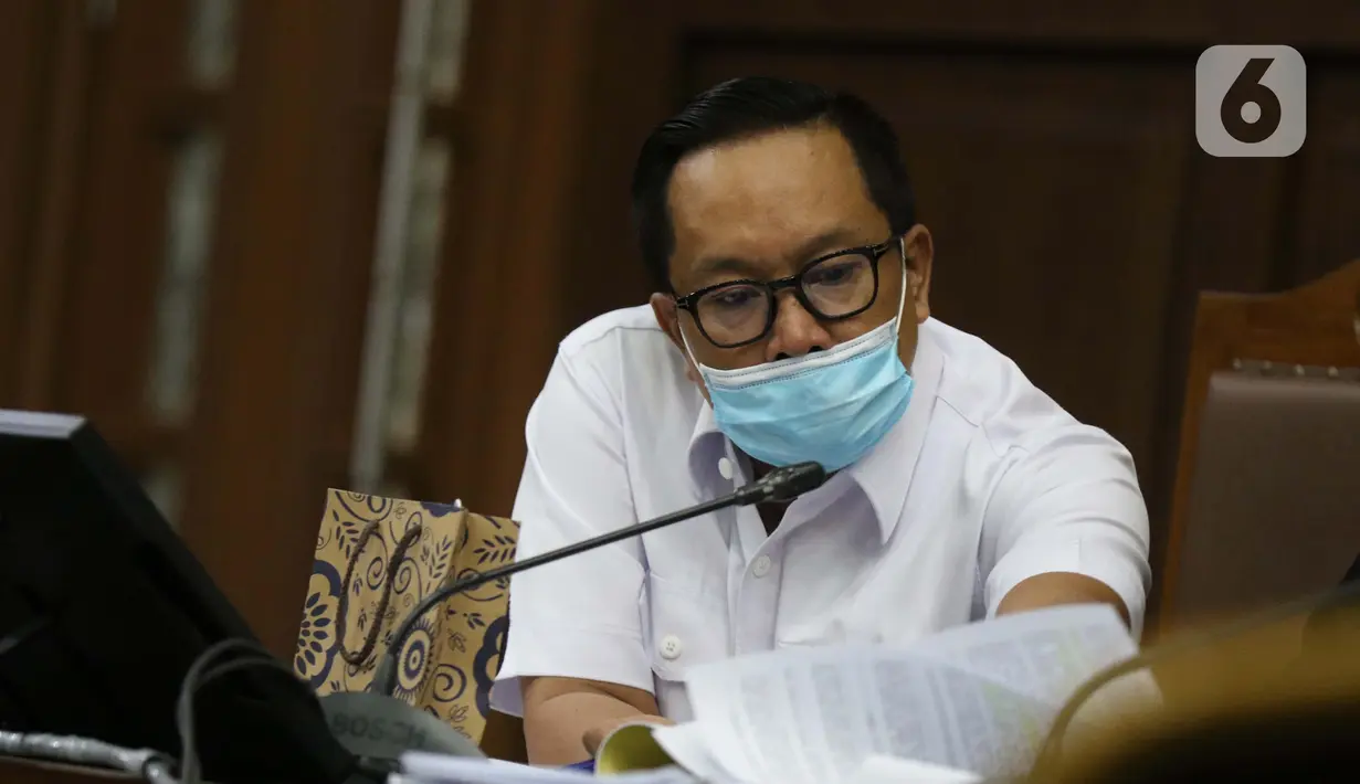 Terdakwa kasus dugaan suap penghapusan red notice atas nama Djoko S Tjandra, Brigjen (Pol) Prasetijo Utomo menjalani sidang lanjutan di Pengadilan Tipikor Jakarta, Senin (16/11/2020). Sebelumnya, Prasetijo didakwa menerima uang suap USD 150.000 dari Djoko S Tjandra. (Liputan6.com/Helmi Fithriansyah)