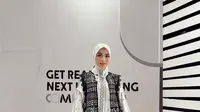 5 Outerwear Pilihan untuk Muslimah Bertubuh Mungil