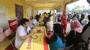 Warga berkonsultasi dengan dokter pada acara Kampanye Nasional bertajuk Cegah Stunting Itu Penting di Lapangan Gasibu, Bandung, Minggu (18/11). Kampanye bertujuan untuk meningkatkan kesadaran masyarakat Jawa Barat terhadap stunting. (Liputan6.com/HO/Bon)