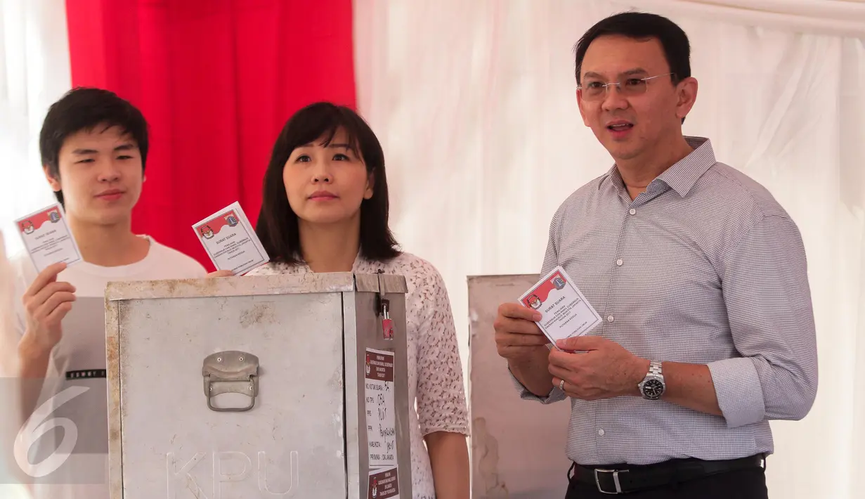Calon gubernur DKI, Basuki Tjahaja Purnama (Ahok) bersama istri, Veronica Tan dan anaknya Nicholas Sean menunjukkan surat suara sebelum memasukkan ke kotak suara pada Pilkada DKI 2017 di TPS 54, Pluit, Jakarta, Rabu (19/4). (Liputan6.com/Faizal Fanani)