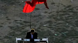Pianis Ricardo de Castro Monteiro didampingi penari melakukan aksi bermain piano di udara selama Virada Cultural di Brasil (22/6/2015). Virada Cultural merupakan acara budaya 24 jam tanpa gangguan dengan berbagai cara unik.  (AFP PHOTO/Miguel Schincariol)