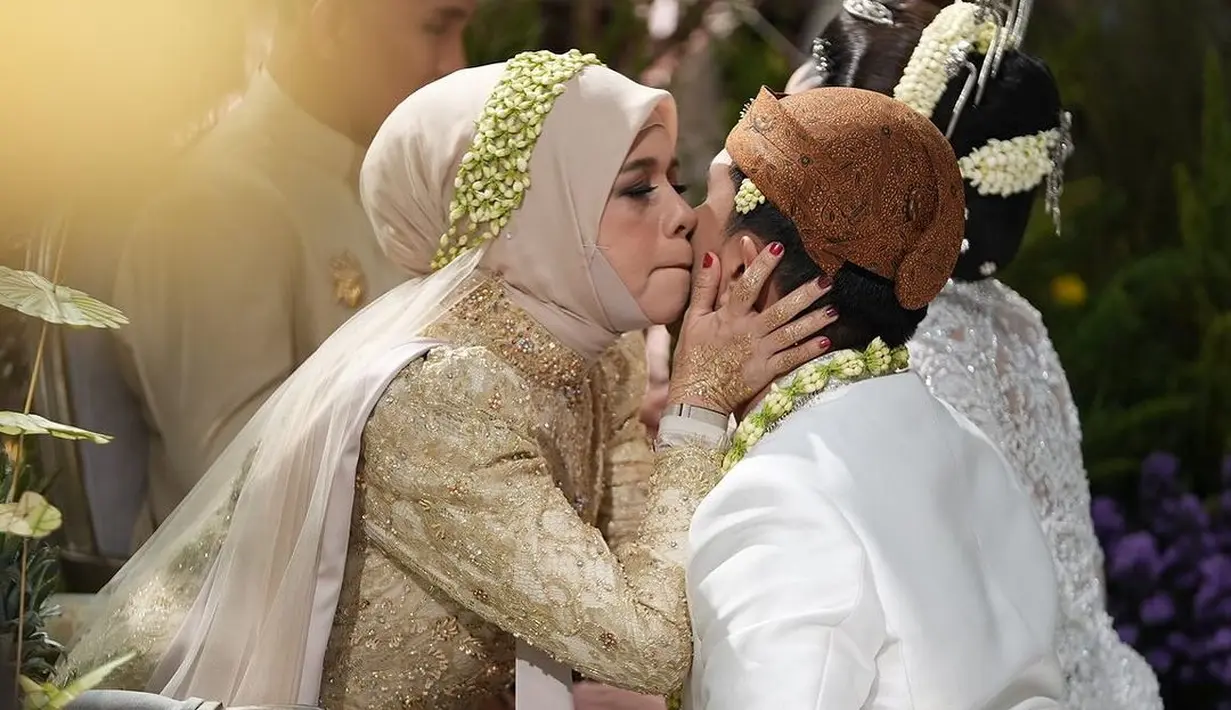 Geni Faruk pilih kenakan hijab lilit dengan aksen tulle yang manis dan roncean melati. [@genifaruk]