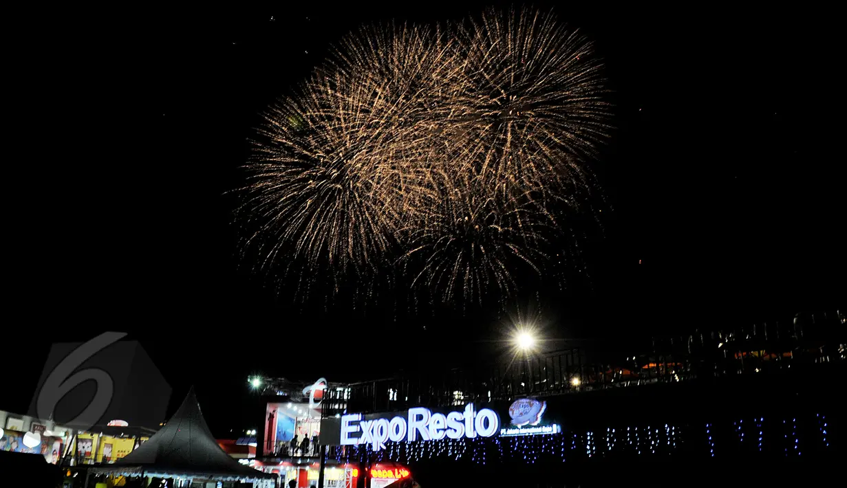 Pertunjukan kembang api memeriahkan pembukaan Jakarta Fair 2015 di Arena PRJ Kemayoran, Jakarta, Jumat (29/5). Jakarta Fair dalam rangka memperingati HUT Jakarta tersebut berlangsung hingga 5 Juli 2015. (Liputan6.com/Johan Tallo)