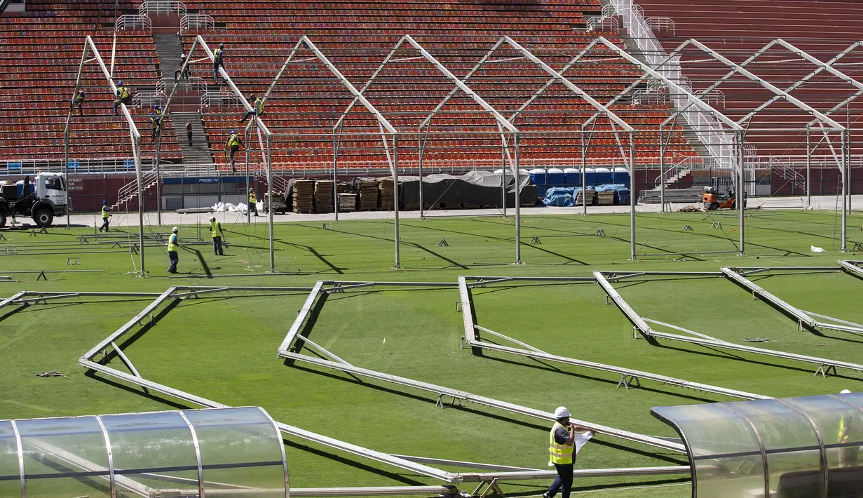 Menangapi situasi darurat virus Corona, Brasil merubah Stadion Pacaembu di Sao Paulo menjadi rumah sakit darurat bagi pasien terinfeksi Covid-19, Kamis (26/3). Sejumlah klub di Brasil menyerahkan penggunaan stadion untuk dijadikan rumah sakit darurat Covid-19. (AP/Andre Penner)