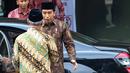 Presiden Joko Widodo tiba di Kantor Pimpinan Pusat Muhammadiyah, Jakarta, Selasa (8/11). Kunjungan Presiden Jokowi ke PP Muhammadiyah ini masih dalam rangka melakukan konsolidasi atau dialog dengan ormas Islam. (Liputan6.com/Faizal Fanani)