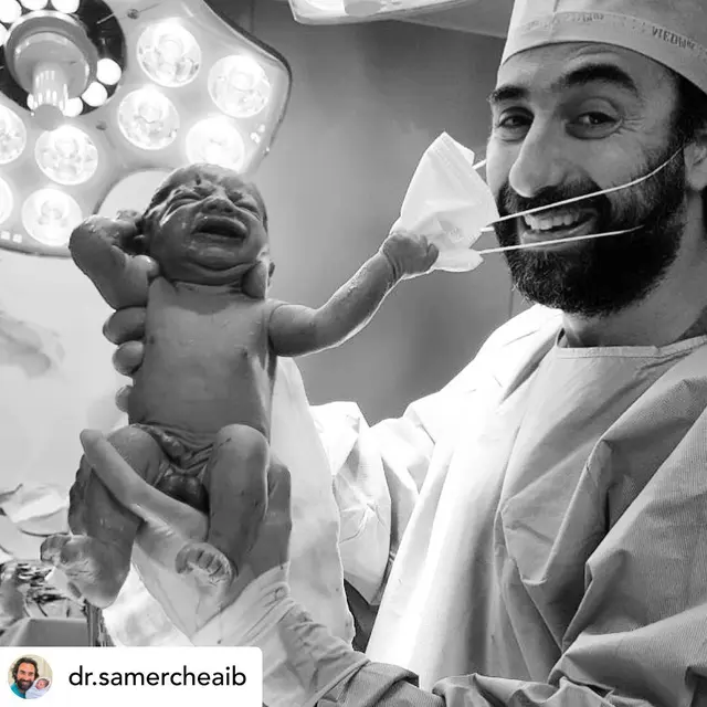 Bayi Menarik Masker Dokter