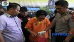 Seorang kepala rumah tangga di Lamongan, Jawa Timur, tega menyetrum istri dan anaknya yang masih remaja jika mereka dinilai telah melakukan kesalahan.
